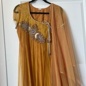 Indian Kurtha with Dupatta and pants. Medium